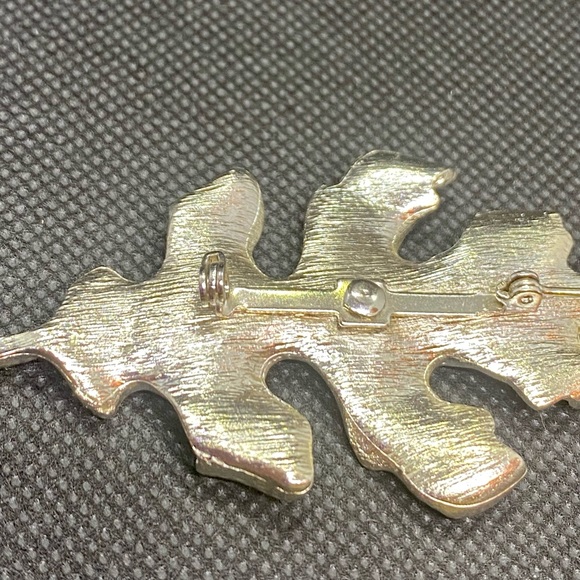 🔴 $5 or 3 for $12 Silver Tone Leaf Brooch - Picture 7 of 7